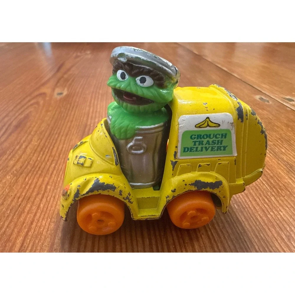 Vintage 1982 Hasbro Sesame Street Oscar the Grouch Diecast Garbage Truck Toy
